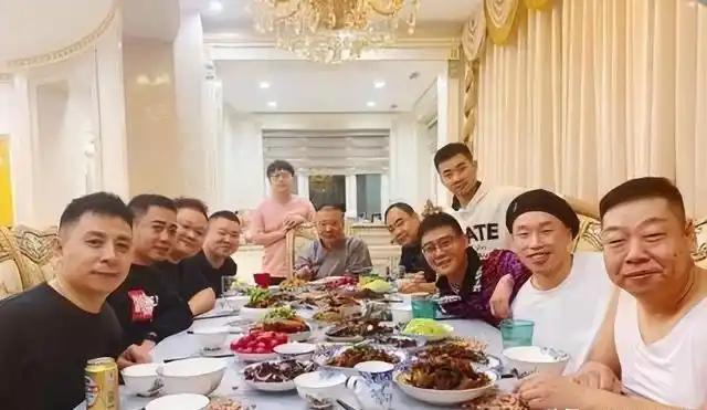 郭德纲这处豪宅啥设施都有，装了进口的电梯，还有个占地一百平方米的室内泳池。这的装