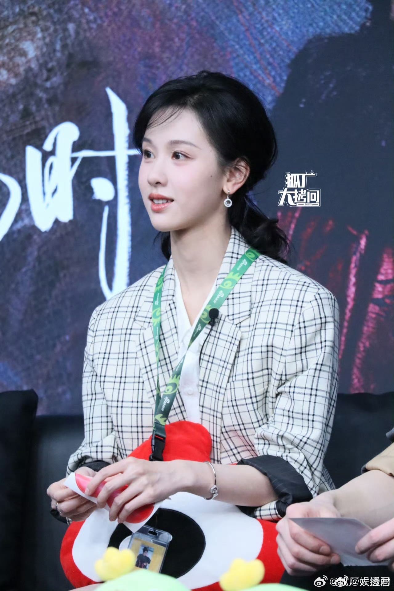 陈都灵完全是妈咪级别的 每次看到陈都灵的出现，都会感受到一种高质感的气场，她的气