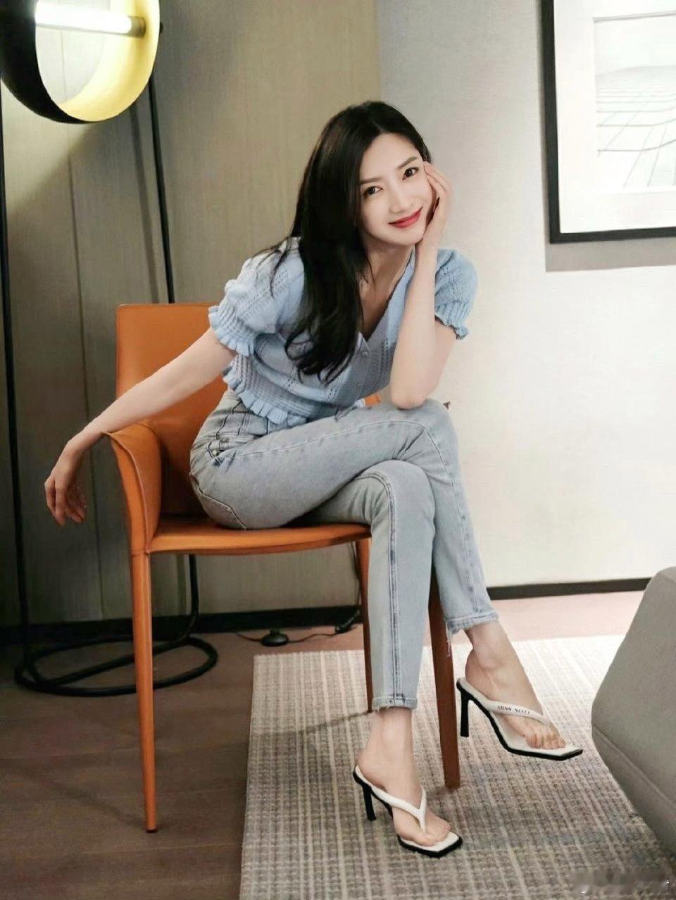 江疏影坐姿之美：双腿交叠温婉端庄，谦逊高贵，尽在不言中 ​​​