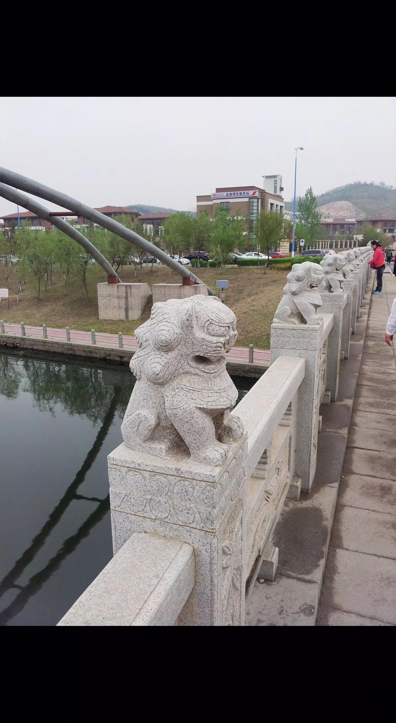 大溪地过河进山⛰️。🦁石狮子蹲成时光的标点，流水是千年未写完的注脚🌊。新桥架