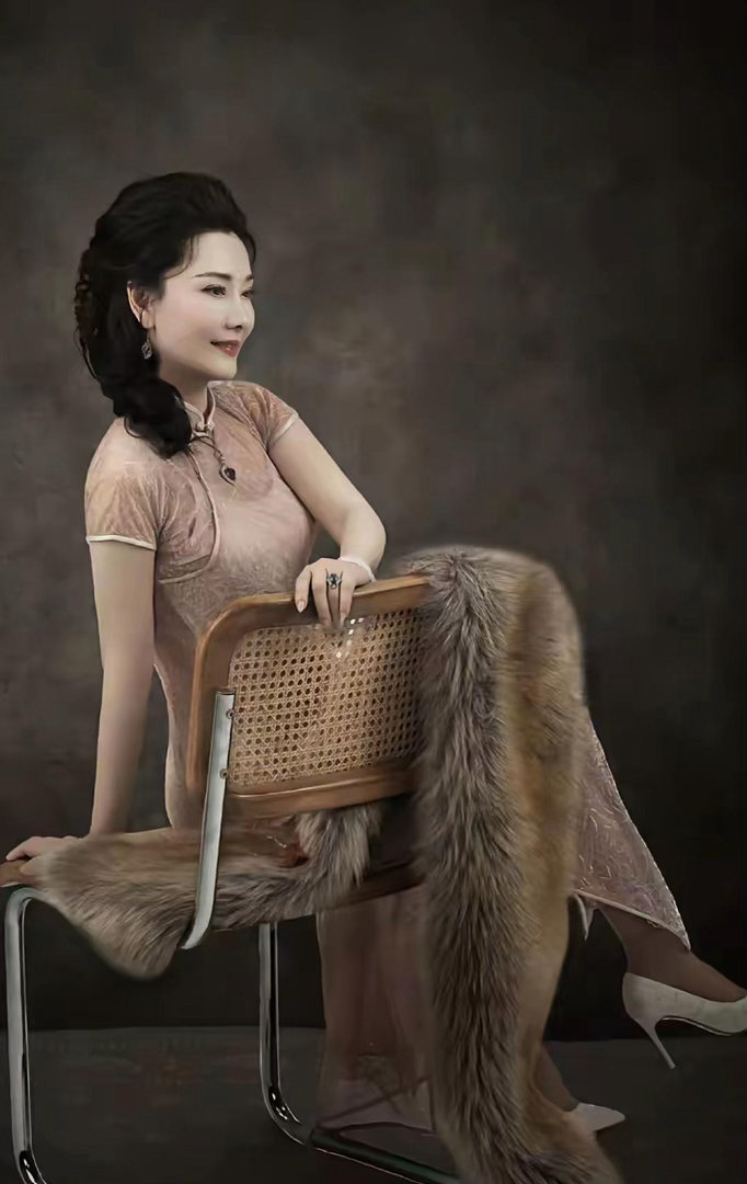 岁月从不败美人！何赛飞气质温婉端庄，风韵雅致，骨子里自带古典女神风范 