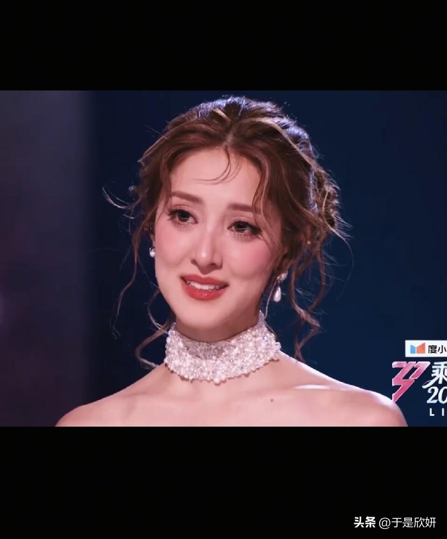 陈凯琳舞台造型出圈，这不就是现实走出来的迪士尼公主
 
看完《乘风破浪》舞台上陈