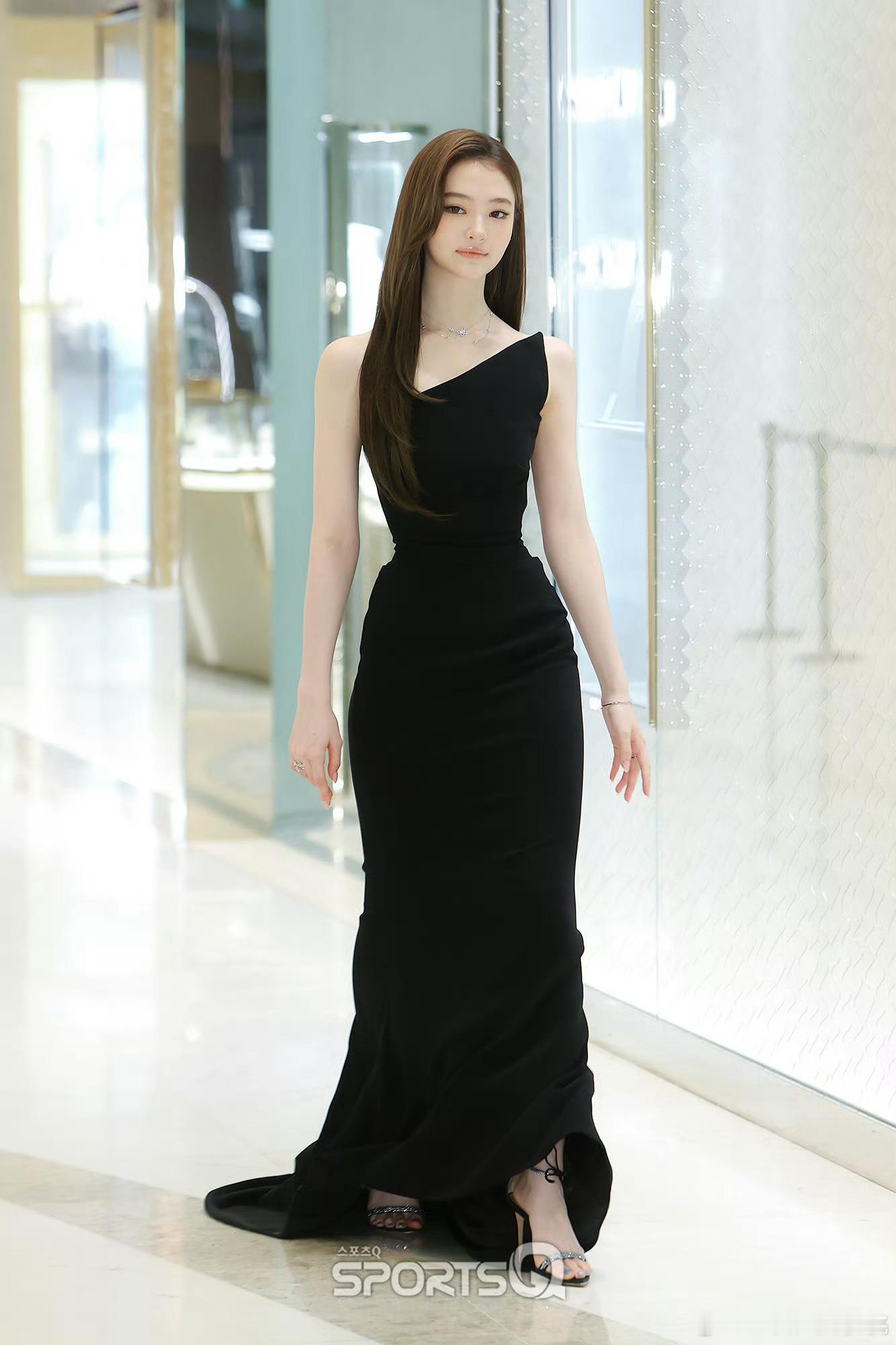 德韩混血Ella一套黑色礼裙出席Graff活动，天使面孔魔鬼身材，以前港圈喜欢捧