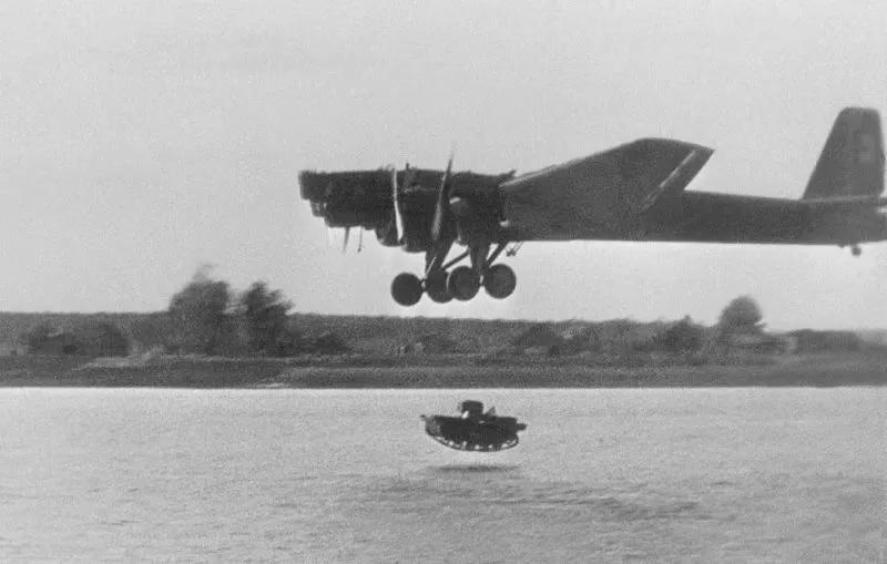 #岁月留影# 1936年，一辆苏联T-37A轻型坦克从一架图波列夫TB-3重型轰