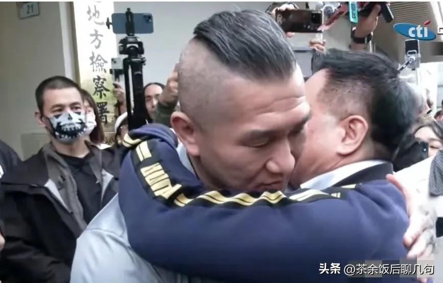 蔡正元入狱前托付馆长，一句话道尽台湾在野绝望。
 
蔡正元入狱前拥抱馆长，并托付