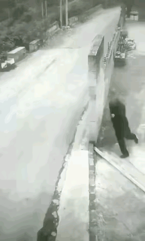 这一脚冤不冤？