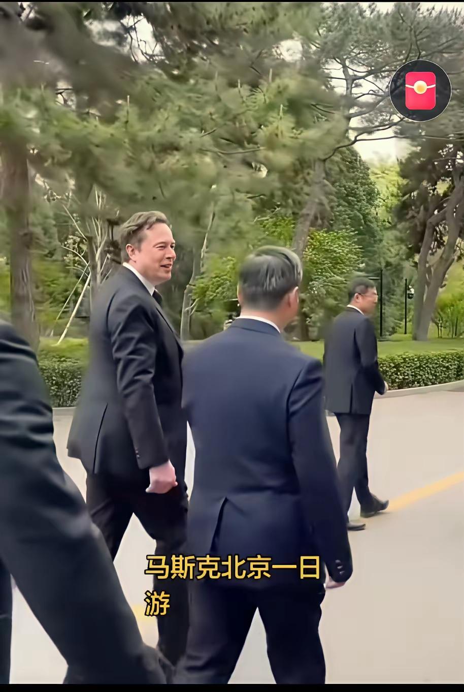 马斯克对中国的园林很感兴趣，一直沉醉其中，看来骨子里的中国情节很深。