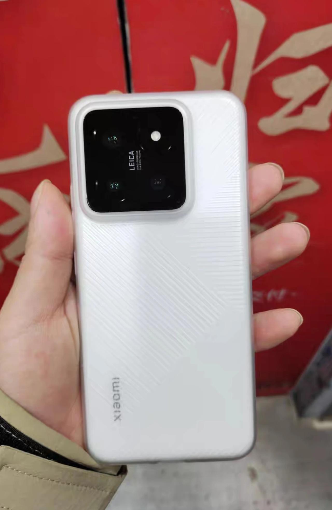既然不想玩，那就都别玩了
Xiaomi 14妥妥的现象机
上手的那一刻直接被惊呆