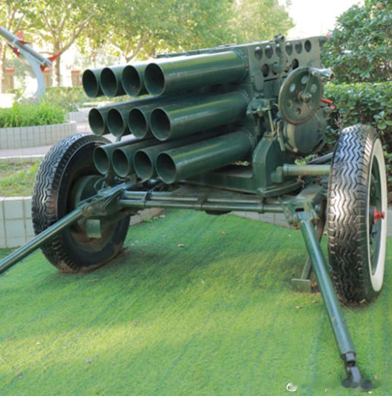 63式107毫米轻型牵引式火箭炮共有12个发射管，全重613公斤，行军时卸下所有