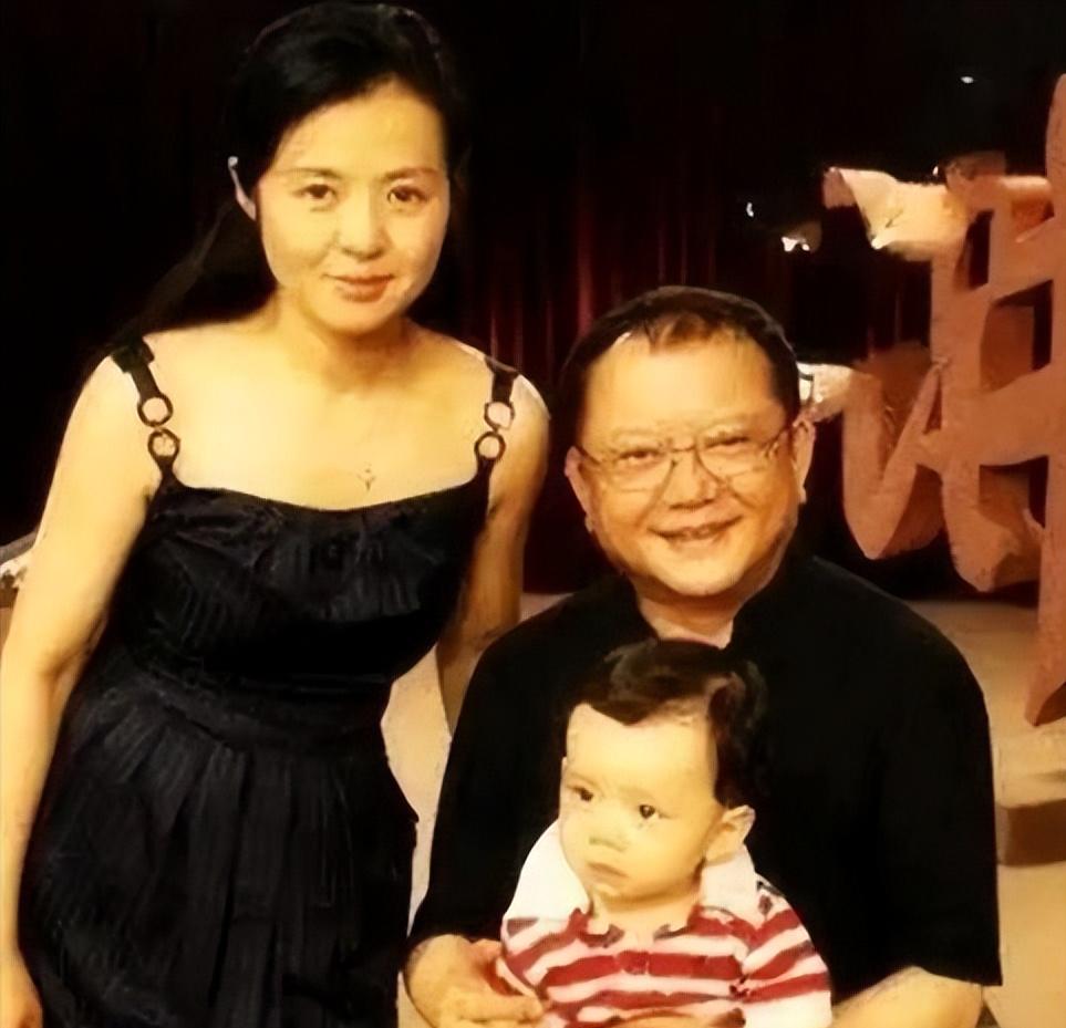 2006年，58岁的王刚三婚娶了小他20岁的郑艳东。新婚之夜，王刚对郑艳东说："