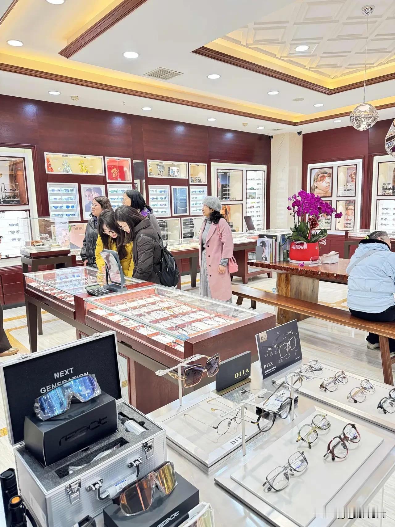 眼镜行业要变天了！
万万没想到到，眼镜竟是超级暴利行业！
早年，就听人说过挣钱的