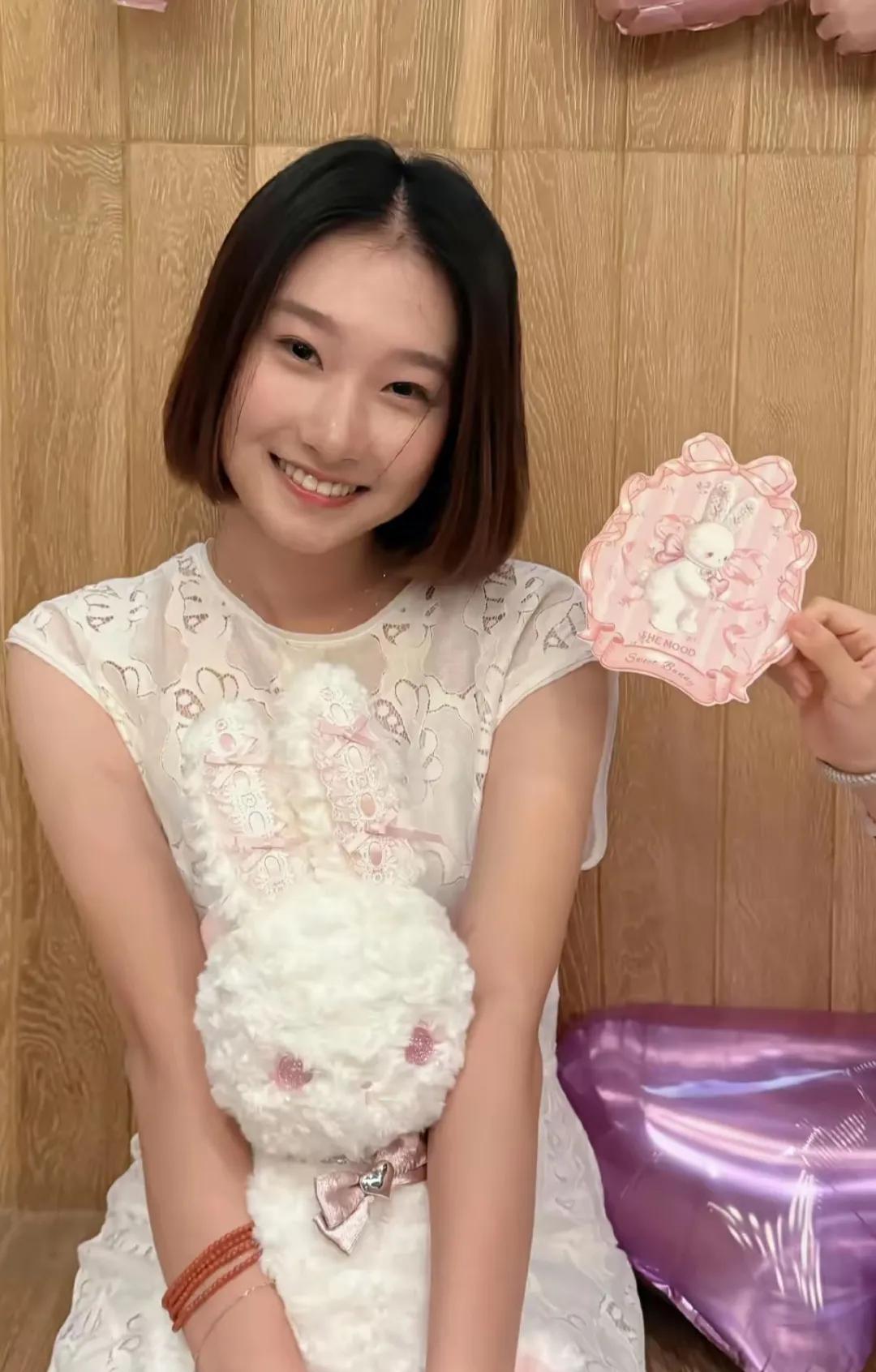 马伊琍的大女儿18岁了一点也不像文章，和马伊琍有点像耐看。就是发型太中老年。