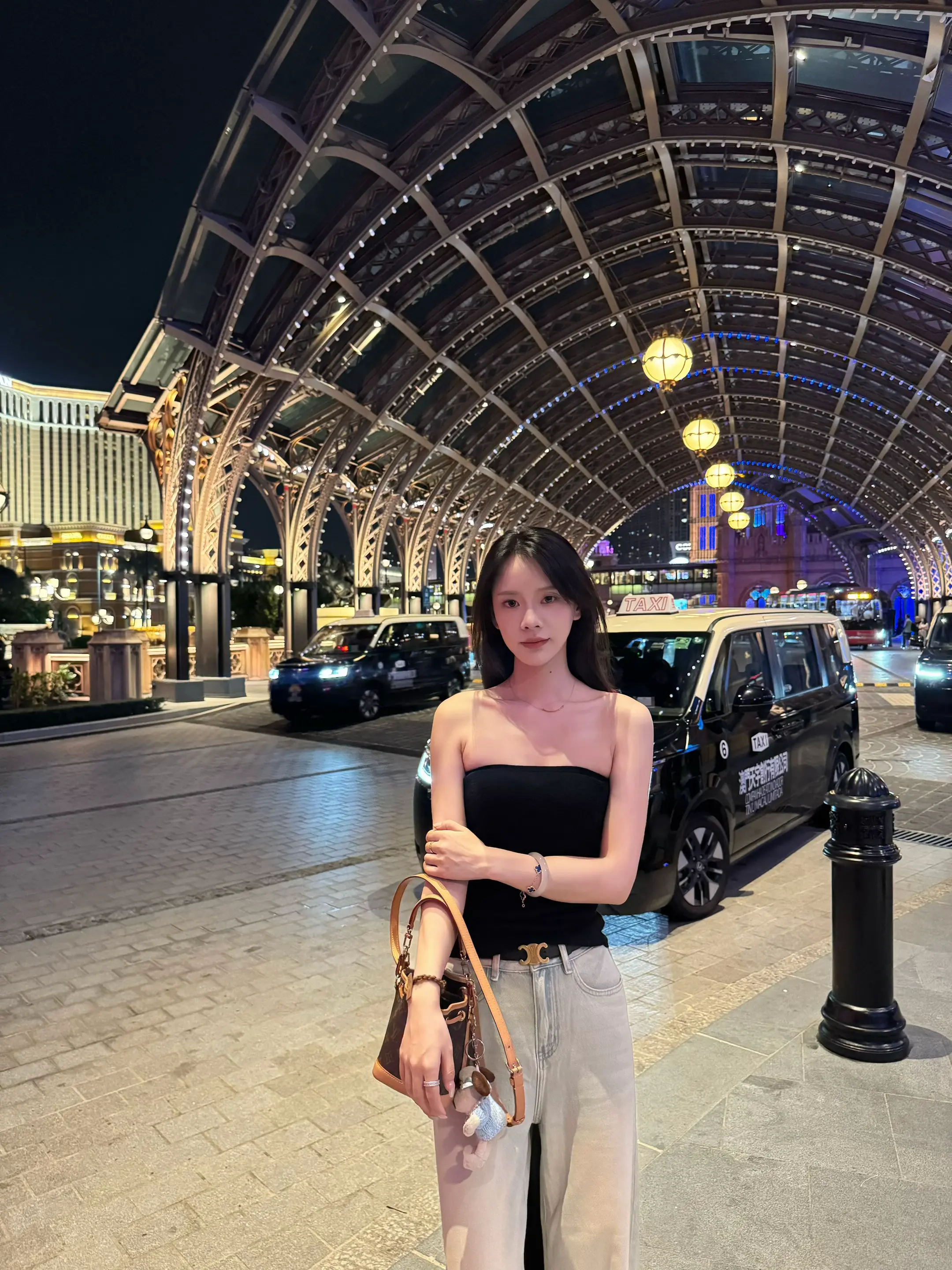 白天繁华摩登 夜晚纸醉金迷