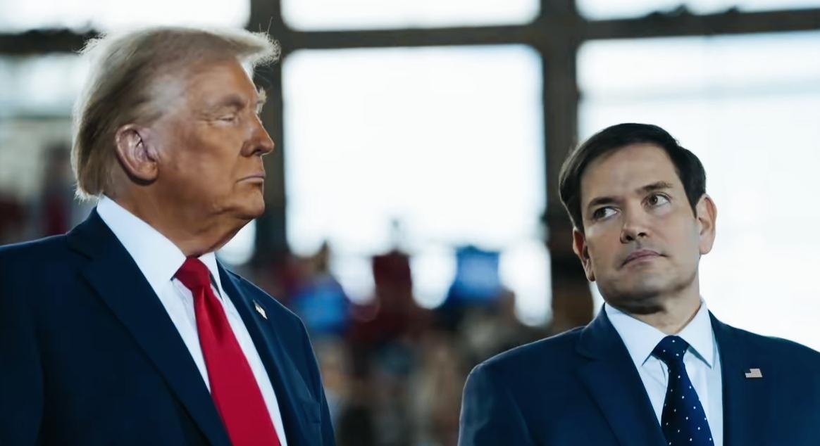 鲁比奥看向特朗普的眼神是什么意思呢？
鲁比奥斜视的眼神看向特朗普，在想什么呢？