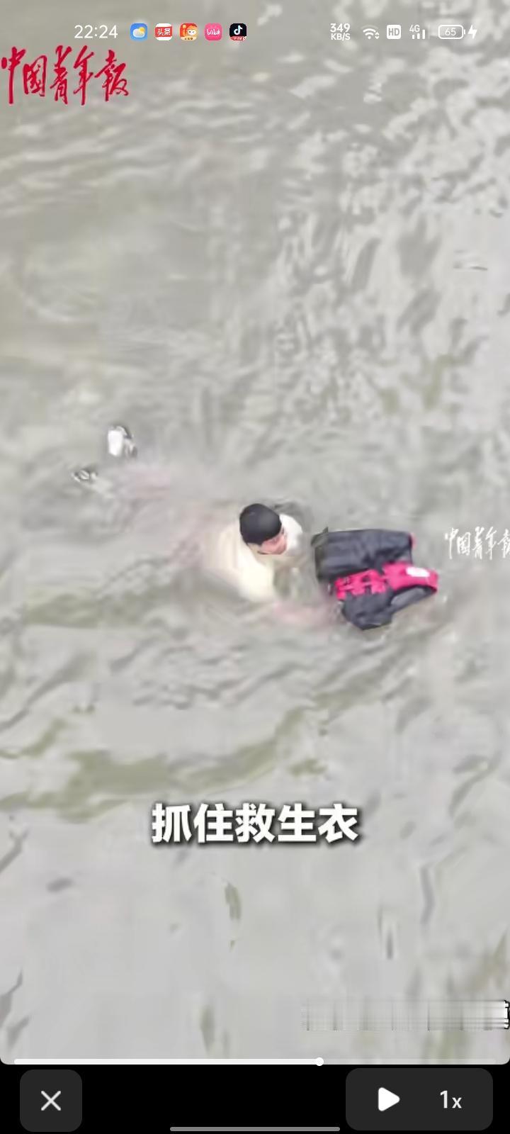 10月2日，浙江温州。男孩被困吊索桥破损处即将坠落，双手紧紧抓住网绳，悬在半空，