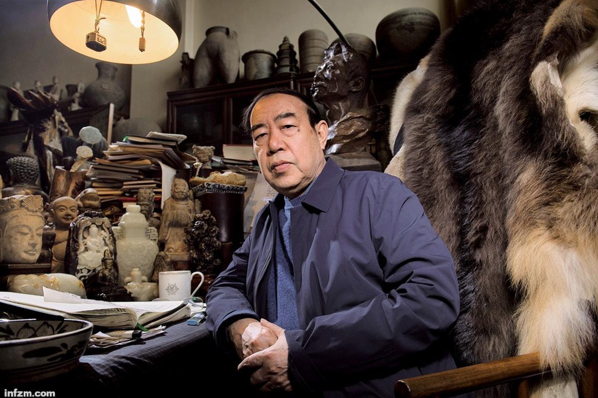 贾平凹说过这样的一段话：混得差的男人关心政治，经济差的地方饭馆多，雌雄同体的人往