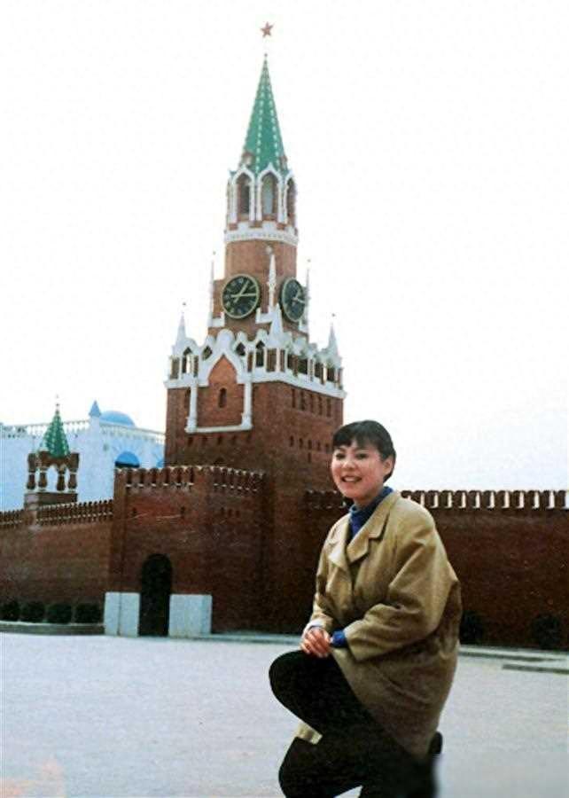 1994年，朱令在北京世界公园游玩，一张罕见留影，她是个爱笑女孩。

照片里，她