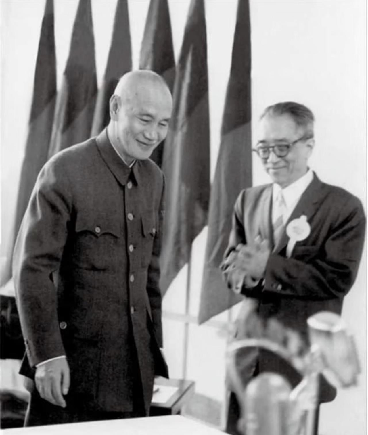 没想到1948年蒋介石筹备竞选民国总统时，最先属意的副总统人选，居然不是国民党嫡
