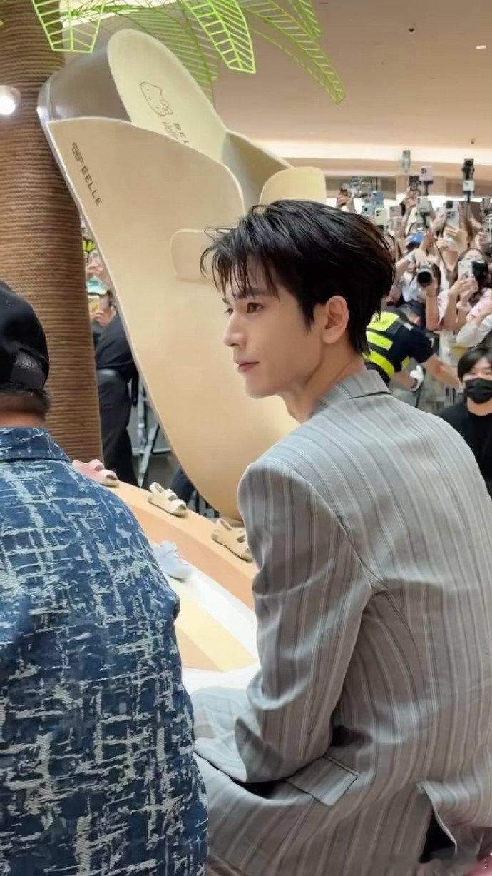 张凌赫深圳活动线下人气 张凌赫深圳活动线下人气，好夸张啊！张凌赫深圳活动好多人啊