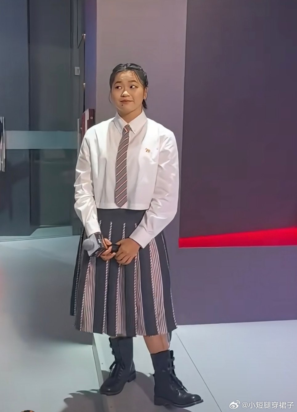 全红婵白衬衫配裙子发辫精致我的妈呀，全红婵完全就是个小胖妞了，是不是过年在家大吃