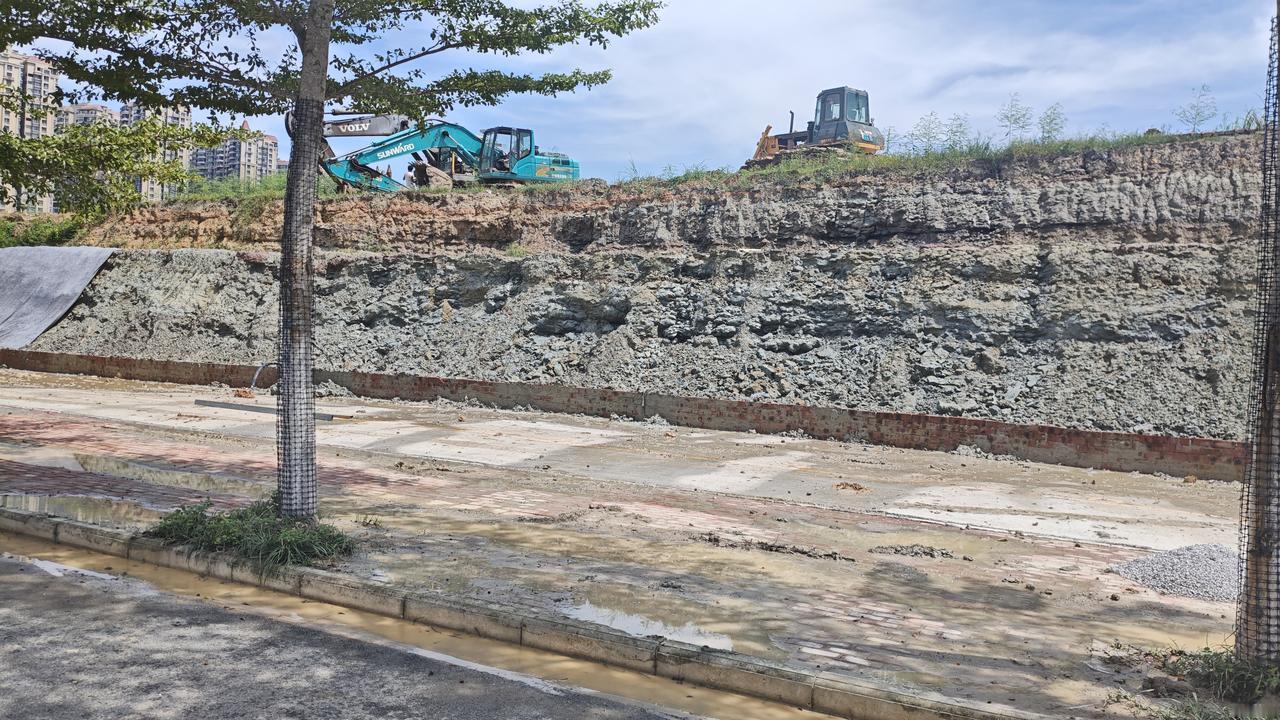 这里在加宽，真的要大张旗鼓地搞一个夜市出来了。