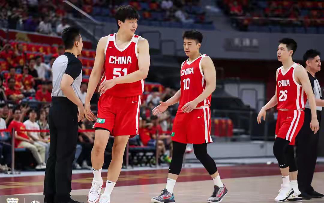 杨瀚森打惯了NBA，突然回到国家队，肯定会出现不适应的情况，我觉得这很正常，毕竟