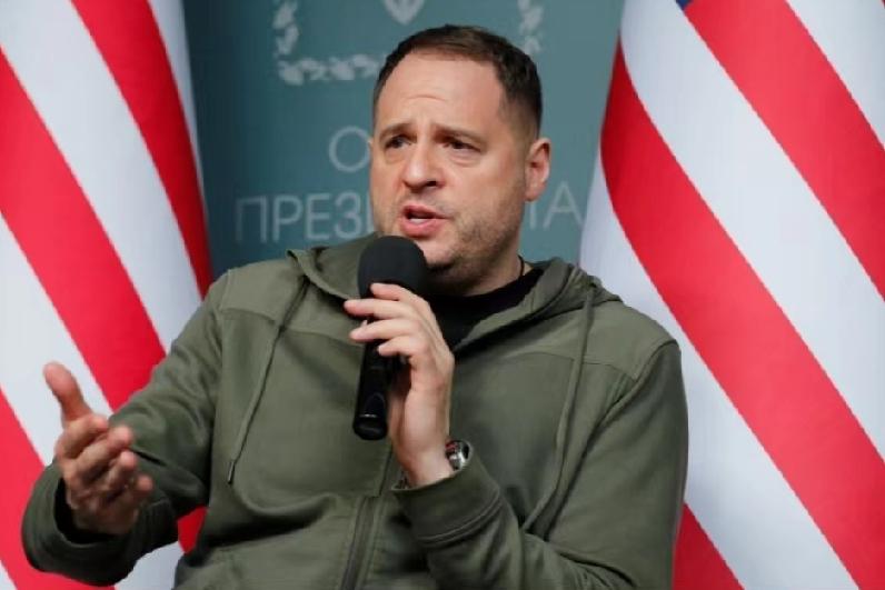 11月30日，《纽约时报》报道:“乌克兰总统办公室主任叶尔马克因腐败丑闻周五辞职