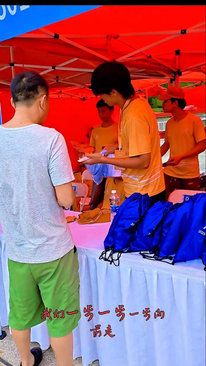 “最炫的我们”一开口，就把舞台灯打到了脸上。
眼睛亮得能照见前排观众的睫毛，嗓子