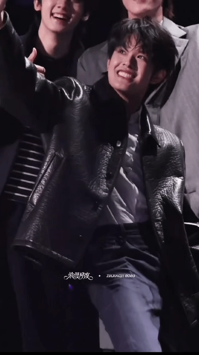 张极出道第一次领奖好有新人美站在领奖台上，少年眼中闪烁的光胜过所有灯光。那是梦想