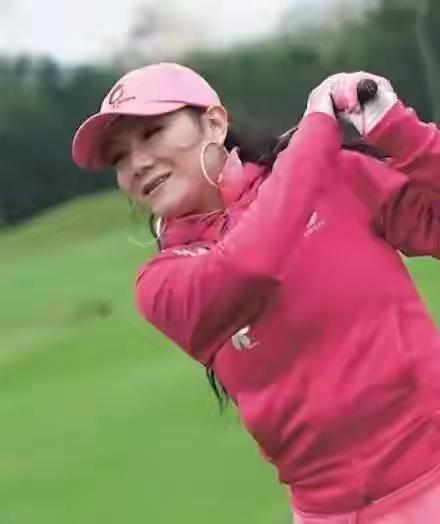 碧海蓝天俘获了上海姑娘陈燕的心，她将人生豪情挥洒于珠海云霄，成为中国首位民间女飞