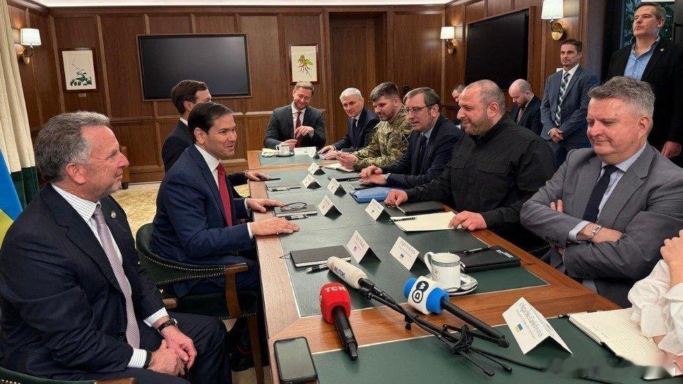 凤凰新闻【美国3名代表出席谈判，乌副外长无视了一个人】美国和乌克兰11月30日在