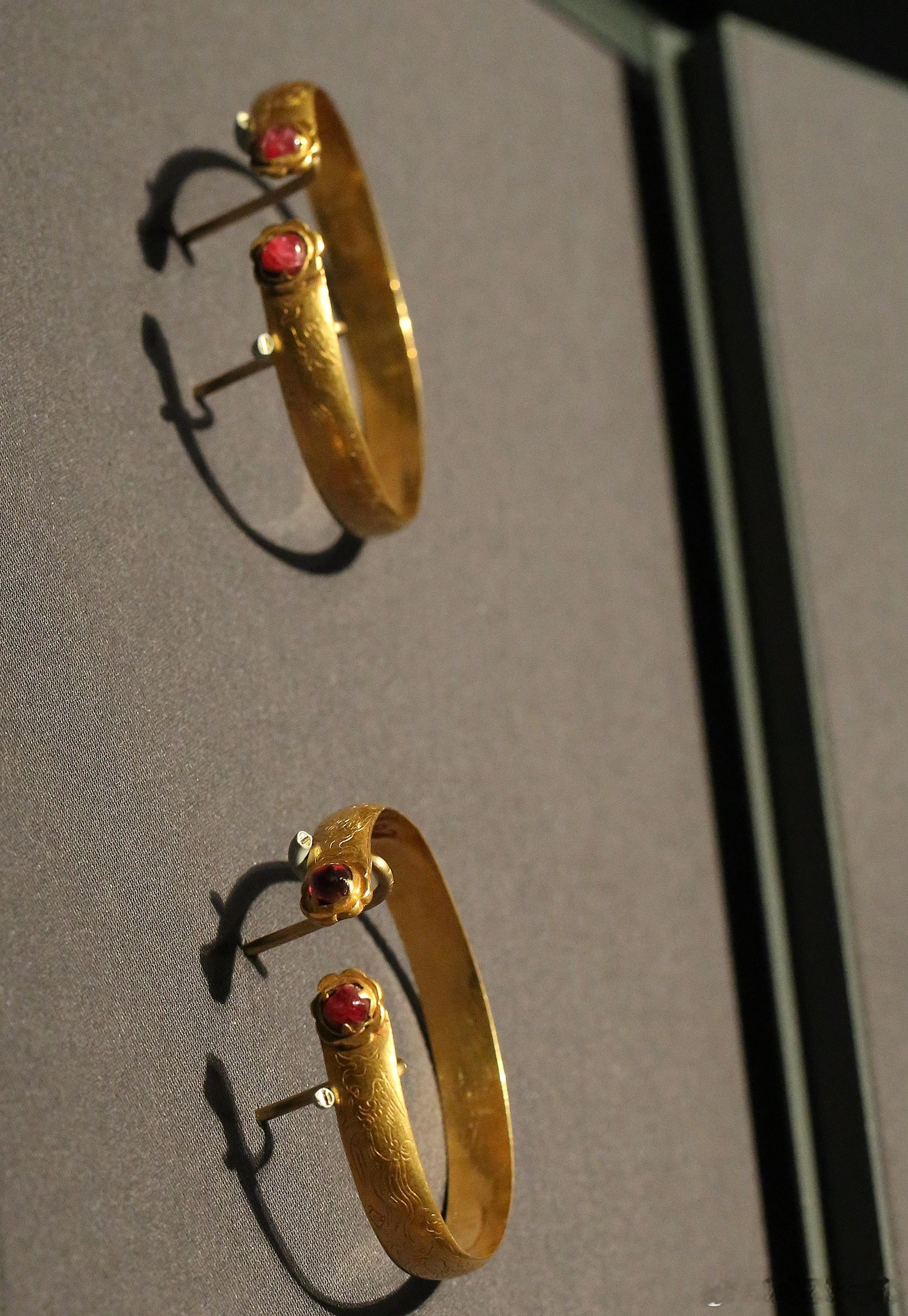 嵌红宝石錾凤纹金镯明代（公元1368-1644年）首都博物馆藏北京海淀青龙桥董四
