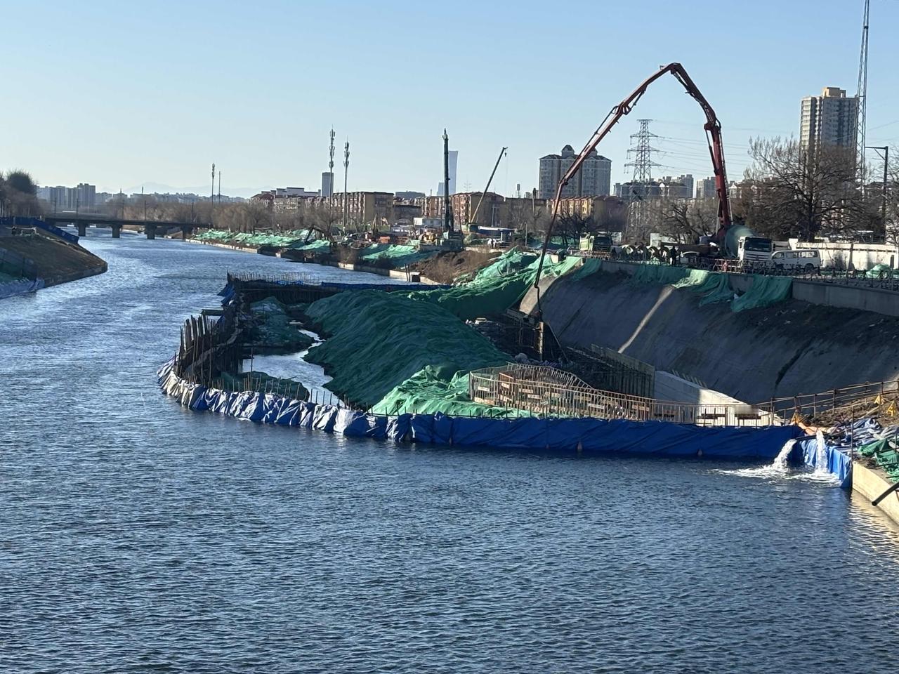 通州八里桥（永通桥）到东湾小区这条河边修了十几年还在施工，当年先把河边步行道毁掉