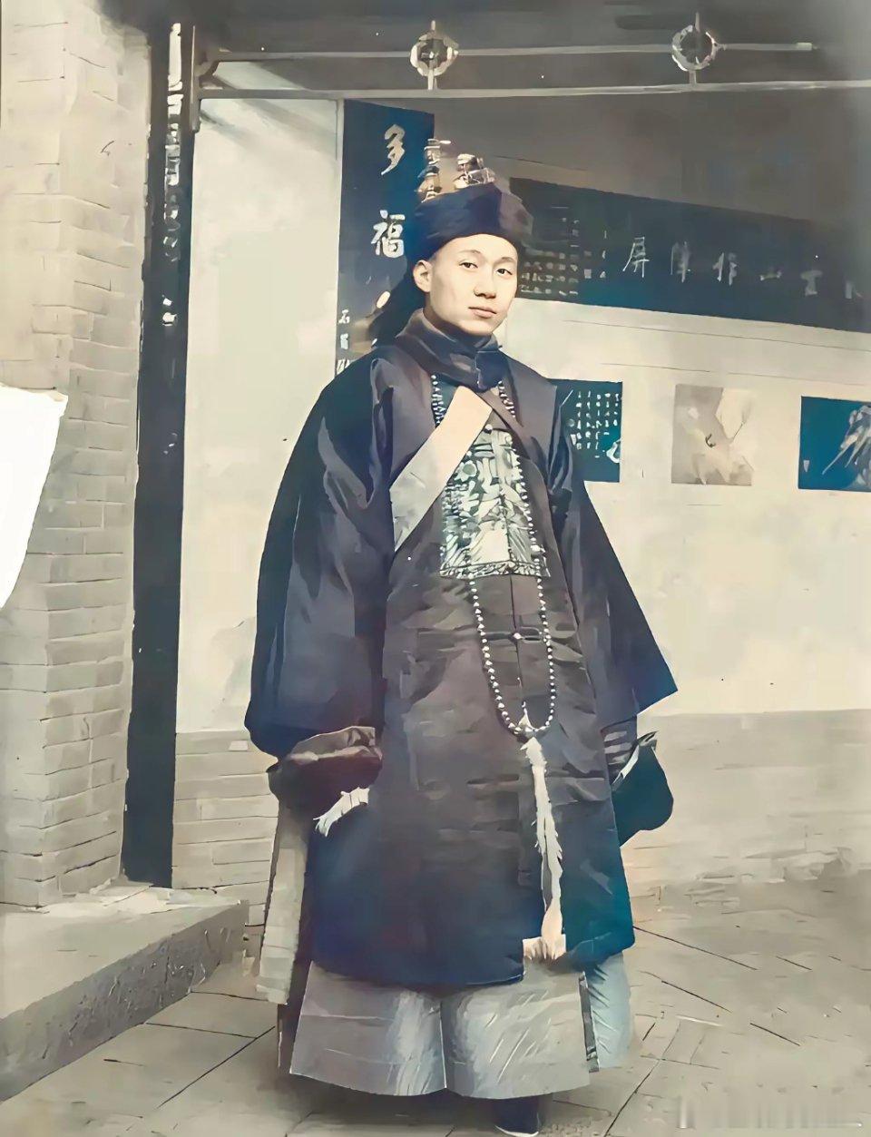 1910年，山西，身着清朝官服的孔祥熙，那年27岁。这绝非演员扮演，确是货真价实