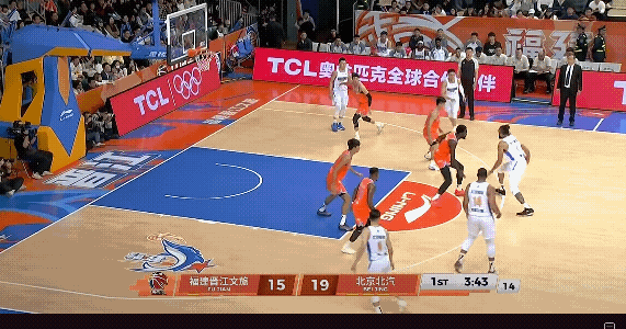 真让麦基笑死，本来以为麦基持球会一条龙直接上篮暴扣，结果一下子就被抢断了，麦基还