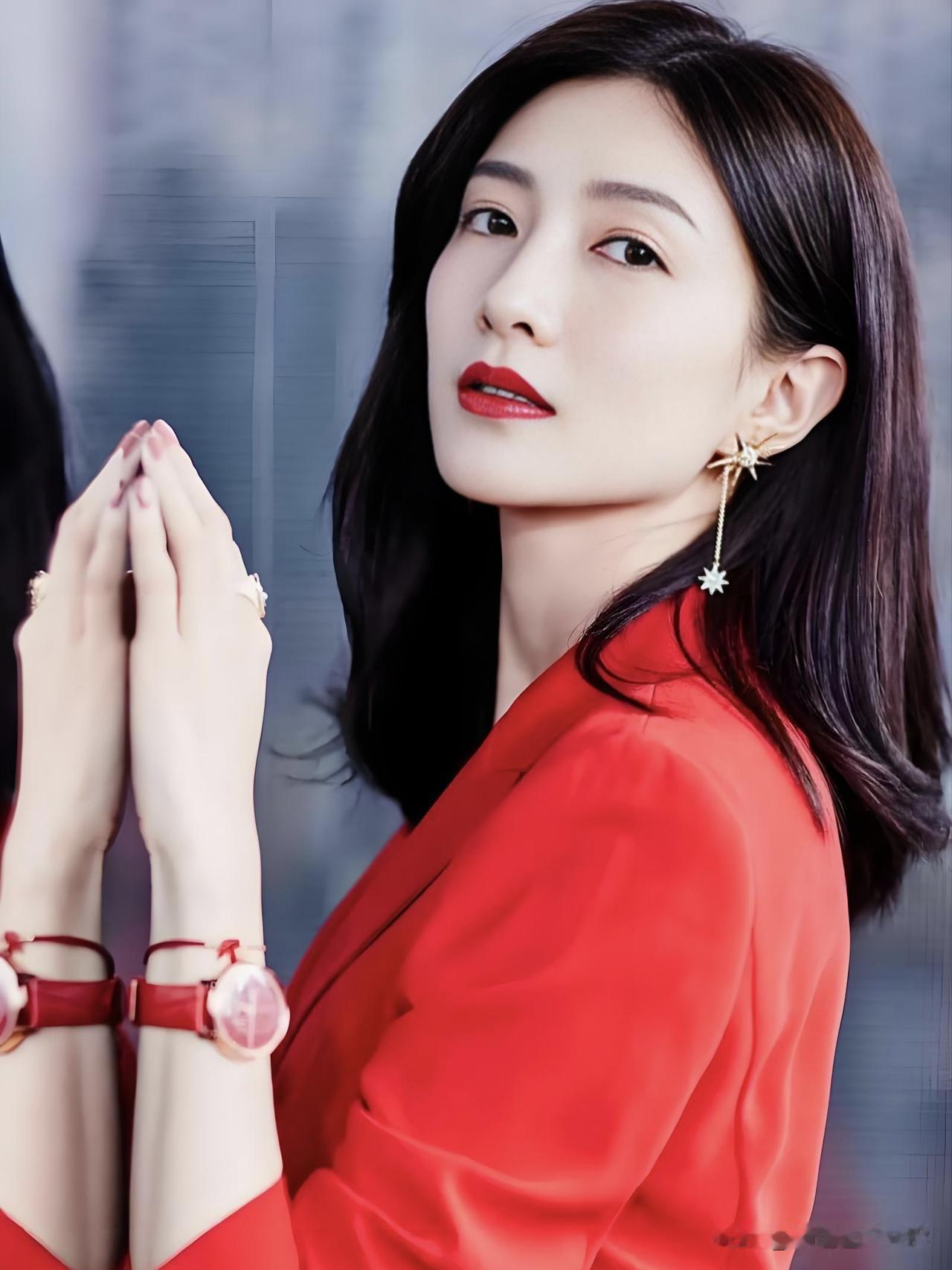 江疏影气质清冷优雅，举手间尽显成熟魅力。她以清醒从容的姿态，在光影中诠释独立女性