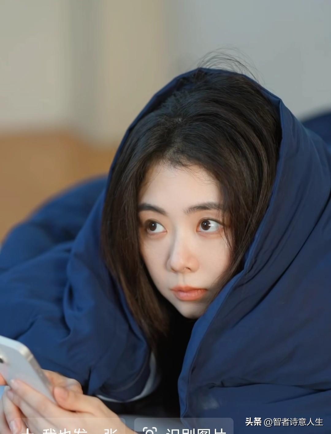 松韵这组影像轻盈可爱，小圆脸藏着温柔疼人劲儿，满心都是欢喜与爱意明星 [赞][赞