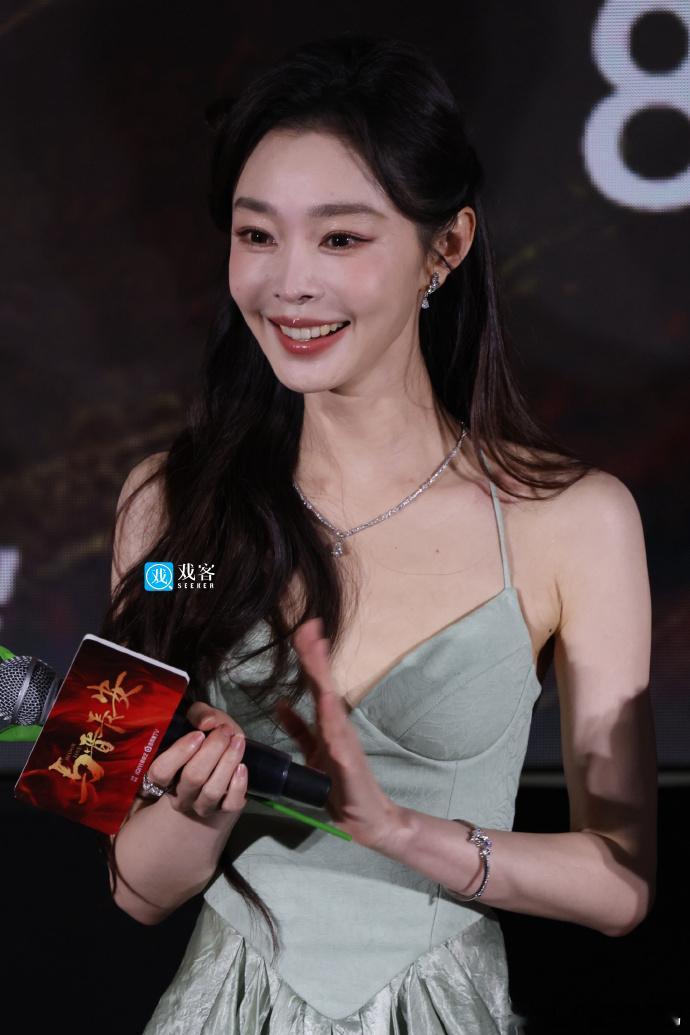 宋轶的绿色吊带裙造型现身与晋长安看片会，清新的风格很贴合活动氛围。看片会上她专注