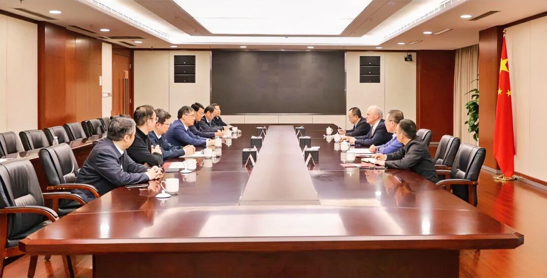 3日26日，澳大利亚EMR资本管理有限公司董事长欧文·贺国砥一行到徐矿集团考察交