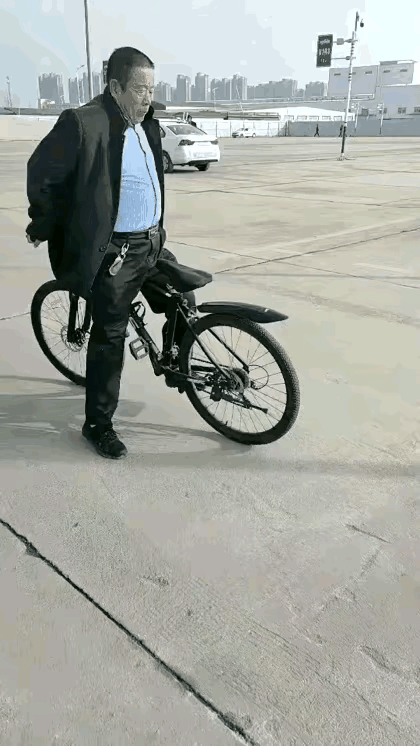 瞧这哥们儿的穿戴，退休前铁定是坐办公室的，退休金肯定低不了。退休了就该好好享受生