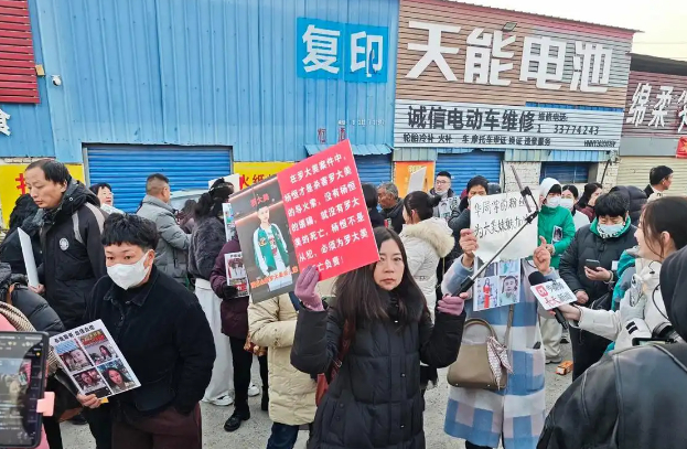 罗大美妹妹含泪说希望哥哥见证审判 罗大美一家在法院外相拥的画面，让无数人揪心。这