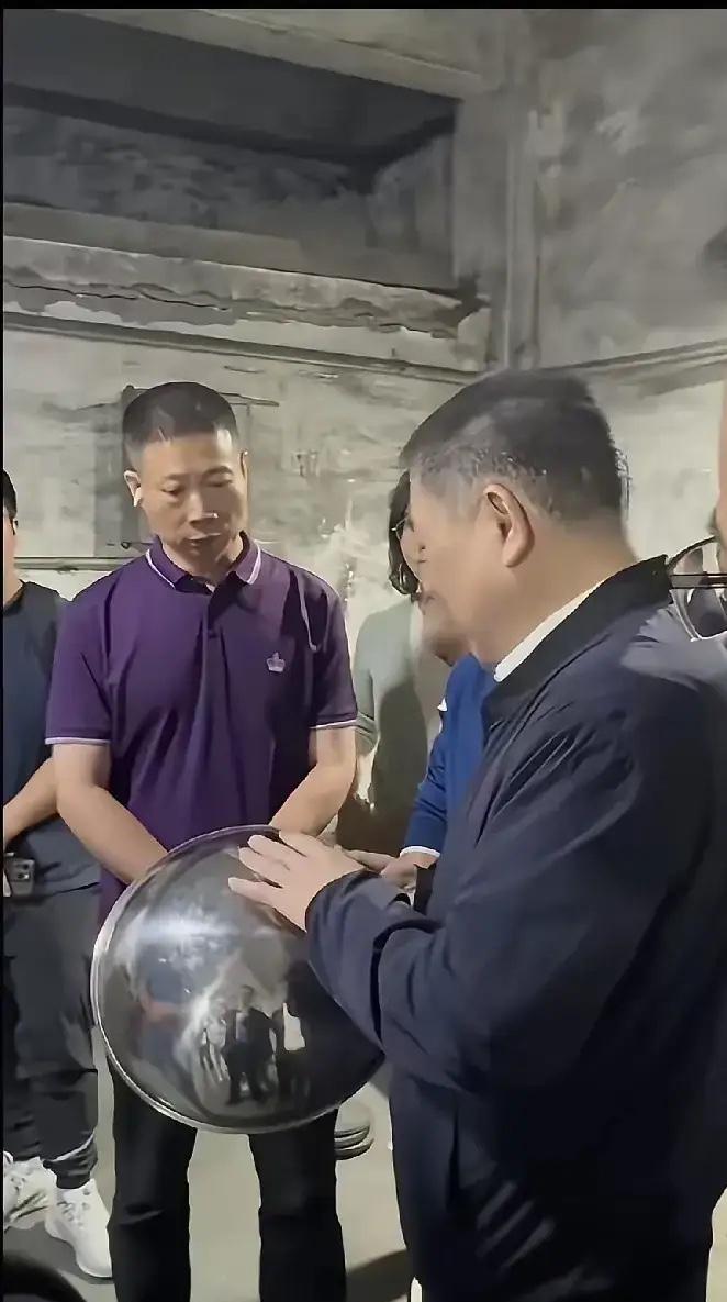 “温州瑞安铁锅厂长怎么感觉有点像被迫营业呢？从这个视频上看，厂长很淡定，脸上缺了