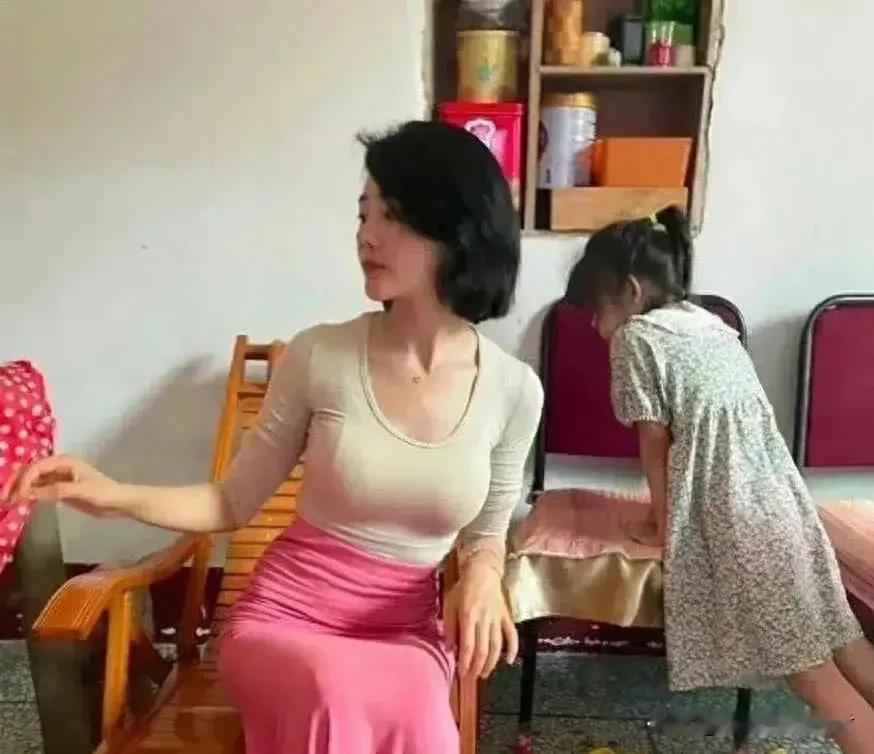 31岁单亲妈妈凭自信圈粉全网，人间清醒活法治愈无数人
 
世俗眼光总给离异带娃女