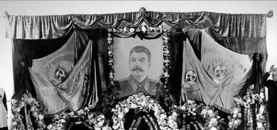 1953年3月，莫斯科，一场举世瞩目的葬礼正在举行。周总理瞻仰完遗容之后，突然向