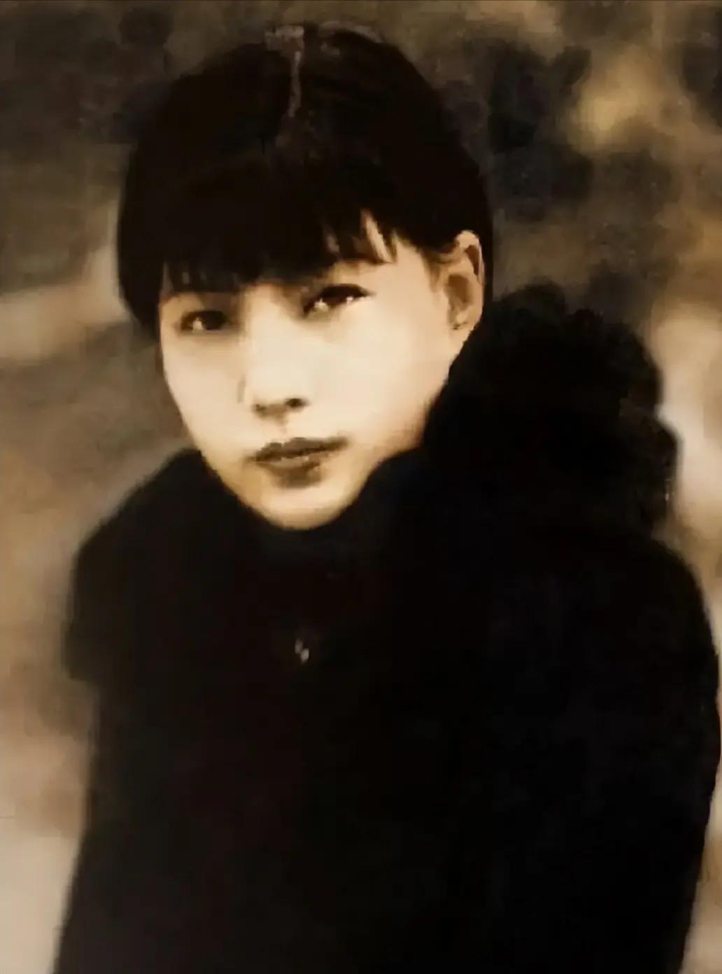 1937年，孟小冬去看望闺蜜姚玉兰，夜里与她同床而睡。谁料，闺蜜趁她睡熟溜出去，