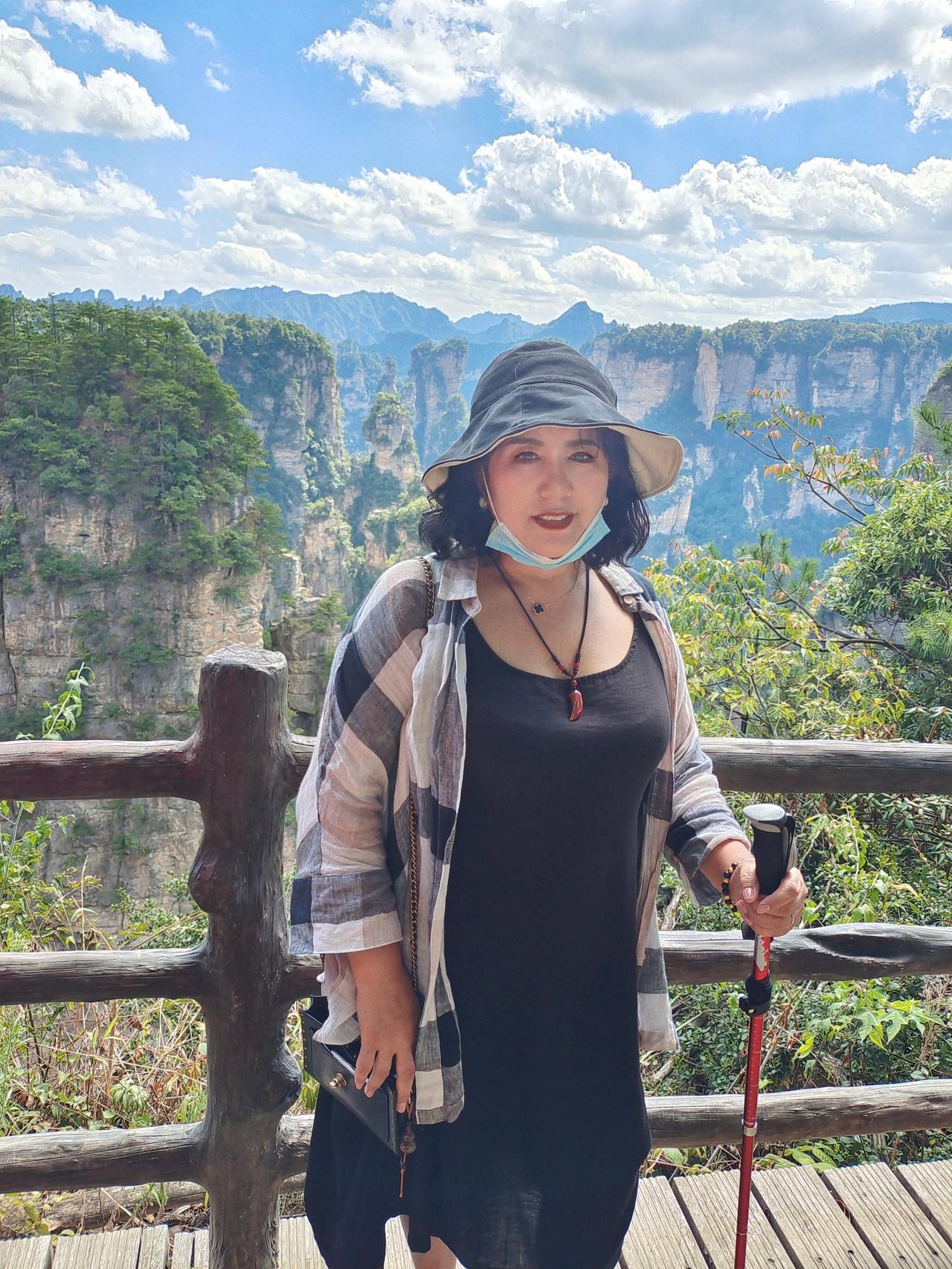 🌿张家界行记
终于亲眼见到了课本里的奇峰三千！
站在观景台，被大自然的鬼斧神工