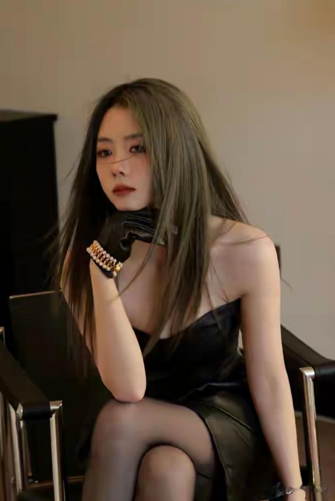 35岁谭松韵真的熟透了

近日，《风尚志》封面大片曝光，一直以清纯邻家小妹示人的