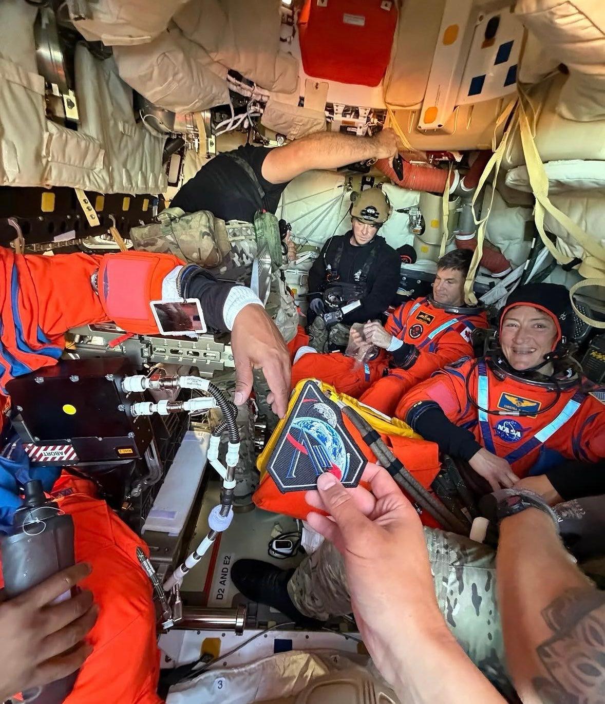 阿尔忒弥斯2号 宇航员着陆后，工作人员第一视角拍摄的舱内画面。 