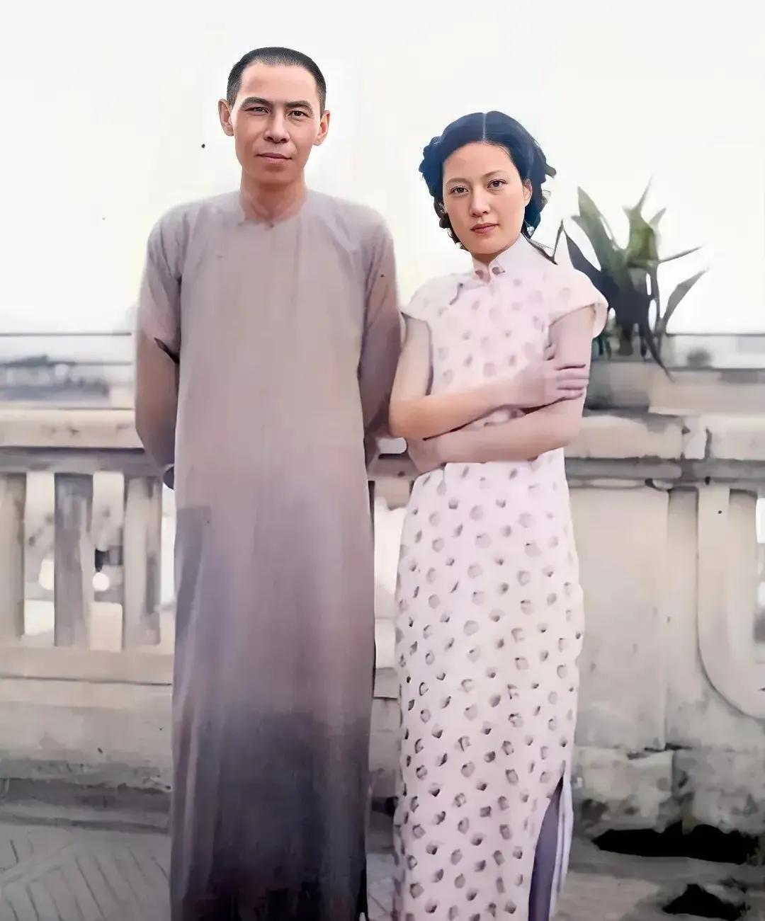 40年代，上海“青帮大佬”杜月笙和孟小冬，留下的一张合影，相机定格的画面中，长衫