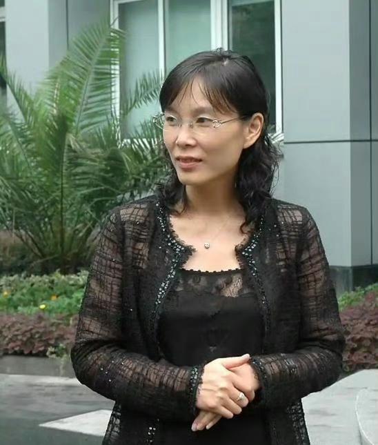 像杜建英这种能力强劲又不丑的女人都是心高气傲的，但如此心高气傲一辈子被压一头、被